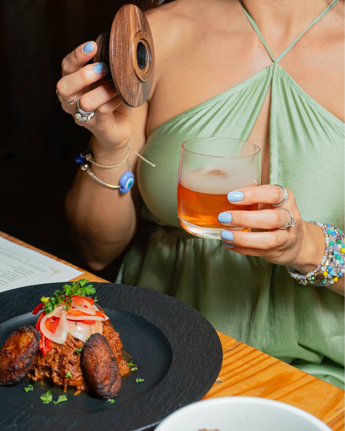 Apm contamos historias visuales hoy qbolarestaurantroundrock luce, imagen 4 — fotografía gastronómica de Academy Pro Marketing